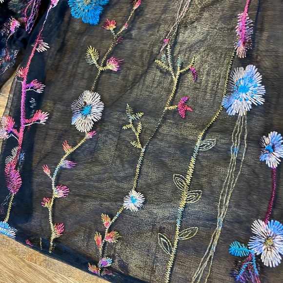A New Day Sheer Embroidered Floral Top Size Medium NWT - Picture 5 of 12